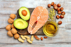 Não fugir da gordura natural dos alimentos não quer dizer “caçá-la”!