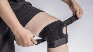 Primeiros Cuidados Com Uma Compressa ou Proteção no Joelho